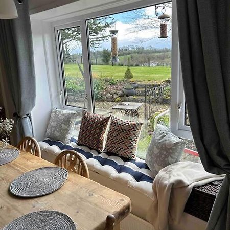 إيننيسكيلن Wooden Cottage With Lake View المظهر الخارجي الصورة