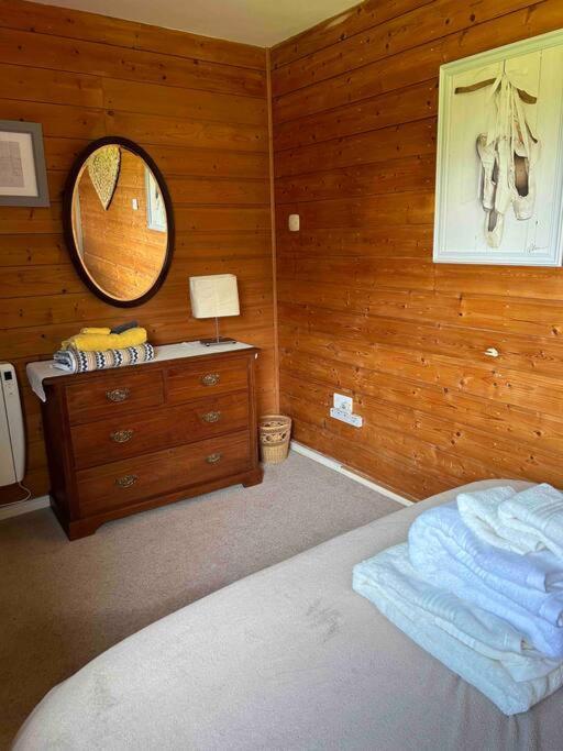 إيننيسكيلن Wooden Cottage With Lake View المظهر الخارجي الصورة