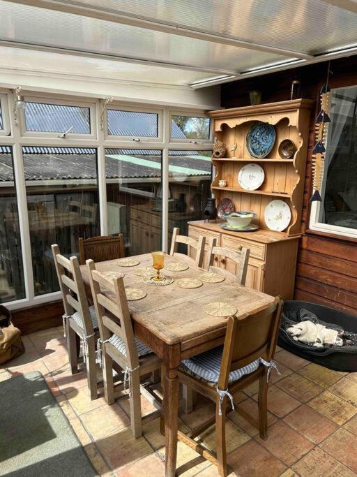 إيننيسكيلن Wooden Cottage With Lake View المظهر الخارجي الصورة