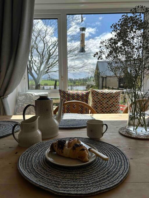 إيننيسكيلن Wooden Cottage With Lake View المظهر الخارجي الصورة