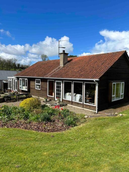 إيننيسكيلن Wooden Cottage With Lake View المظهر الخارجي الصورة