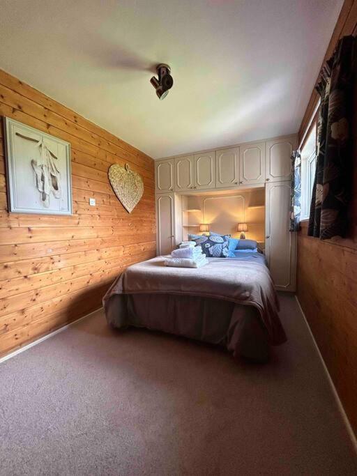 إيننيسكيلن Wooden Cottage With Lake View المظهر الخارجي الصورة