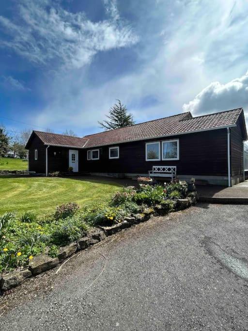 إيننيسكيلن Wooden Cottage With Lake View المظهر الخارجي الصورة