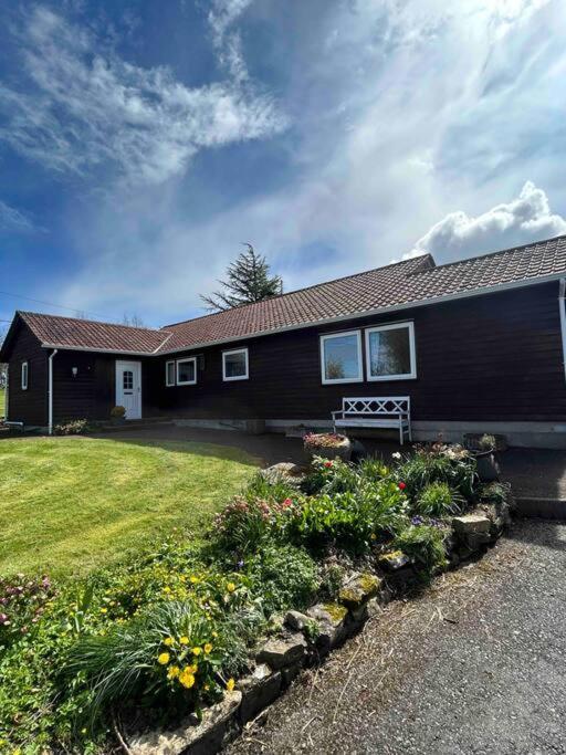 إيننيسكيلن Wooden Cottage With Lake View المظهر الخارجي الصورة