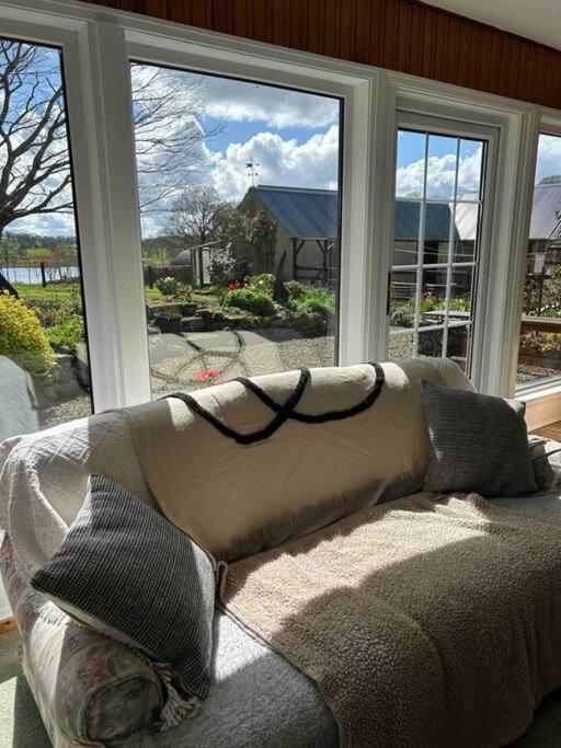 إيننيسكيلن Wooden Cottage With Lake View المظهر الخارجي الصورة